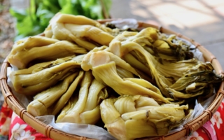 遼寧男子在酸菜池中抽菸吐痰被曝光