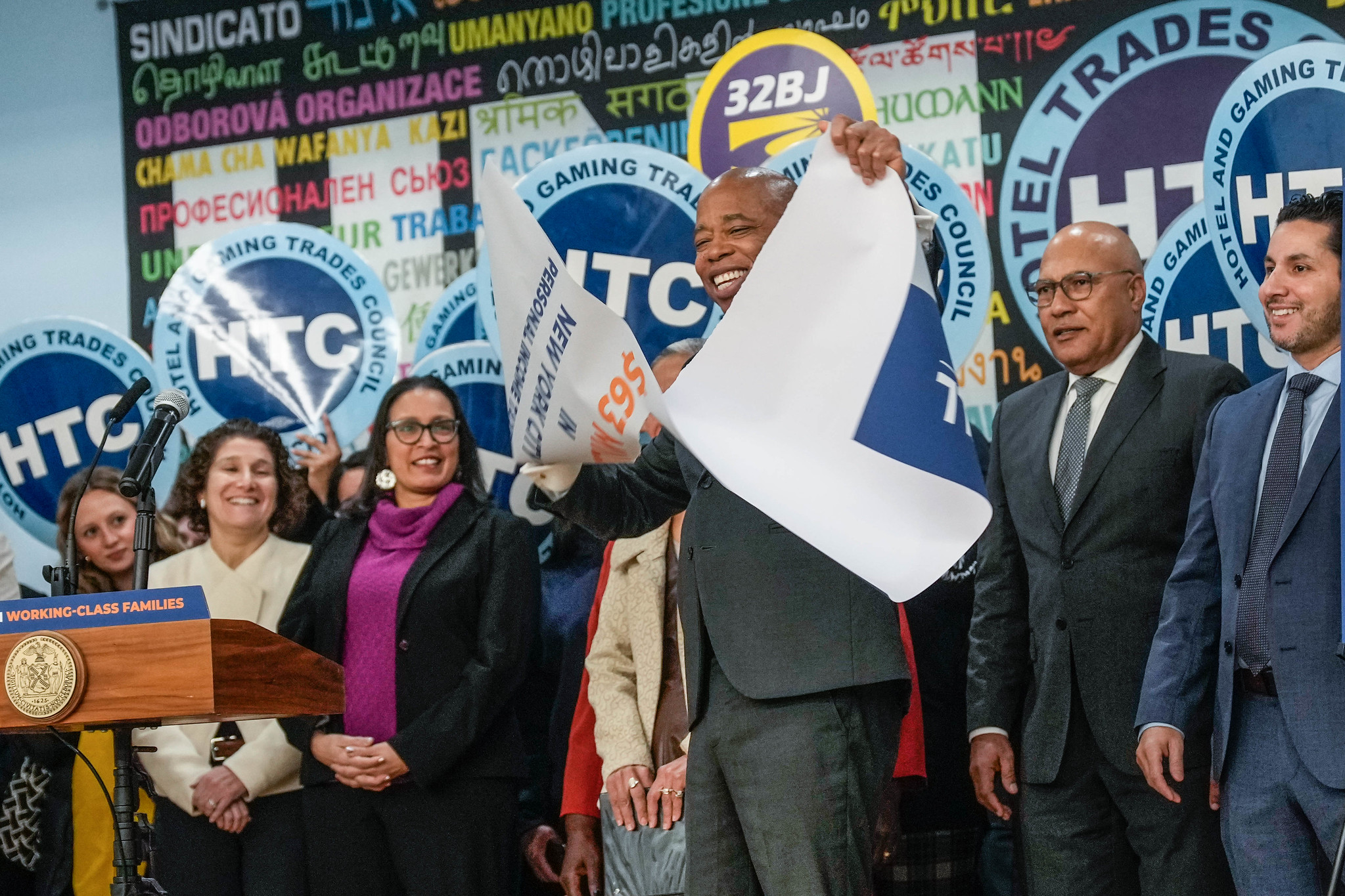 亚当斯提案取消低收入工薪家庭的市所得税| 纽约市| 减税| 劳工| 大纪元