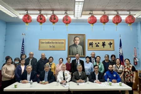 2024年12月11日,紐約市警局五分局新任局長尼爾森(Craig Nilsen,前排左三)首次出席紐約中華公所舉辦的警民會。
