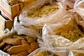 筍干、蘿蔔干、酸菜等醃漬蔬菜是常見的佐餐食材,製造過程可能添加防腐劑及漂白劑亞硫酸鹽類等,防止褐變及品質穩定。