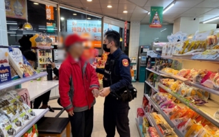 78岁老翁外出运动迷途  平镇警助返家