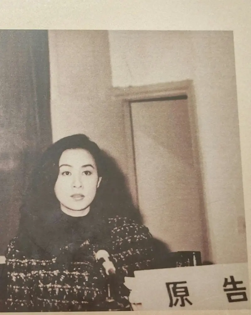 劉嘉玲31年前在上海法院提告的舊照。(小紅書截圖)