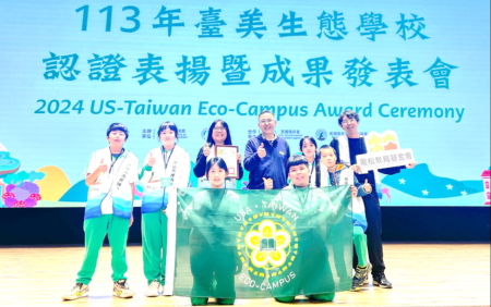 黑松教育基金会执行长卢功伟(左四)与桃园市霄里国小师生合影,肯定学校荣获第二面绿旗认证的佳绩。
