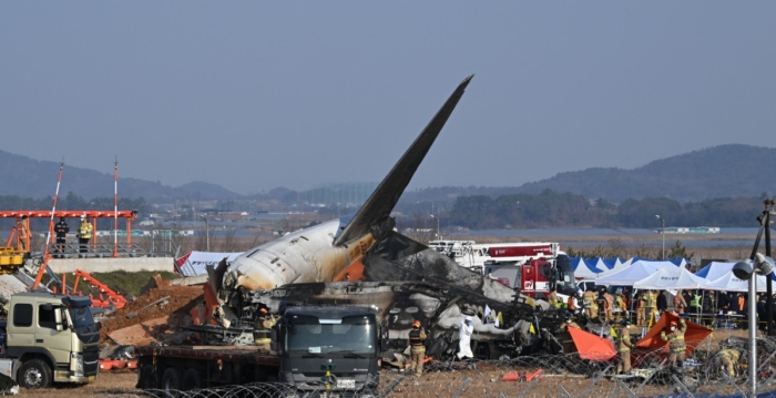 韩国空难179死 黑匣子找到 全国哀悼7天