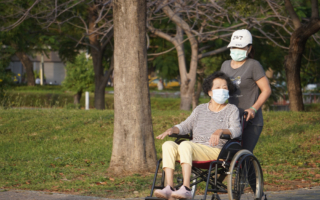 台就服法三讀 80歲請外籍看護免巴氏量表