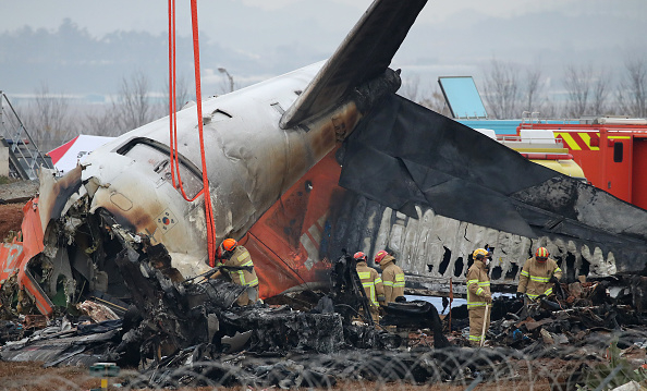 美国和波音调查人员检查韩国致命空难现场