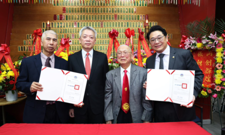 李溢熙主席(右一)和李状炽主席(左一)接受颁奖。
