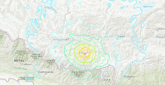 西藏7.1级强震波及尼泊尔印度 居民逃离住宅