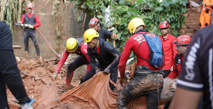 组图：巴西暴雨引发山体滑坡 至少10人遇难