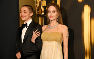 好萊塢女星安潔莉娜·裘莉（Angelina Jolie，陸譯：安吉麗娜·朱莉）與兒子諾克斯（Knox）資料照。(Jon Kopaloff/Getty Images)