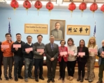 紐約中華公所為12家老人中心發新年紅包