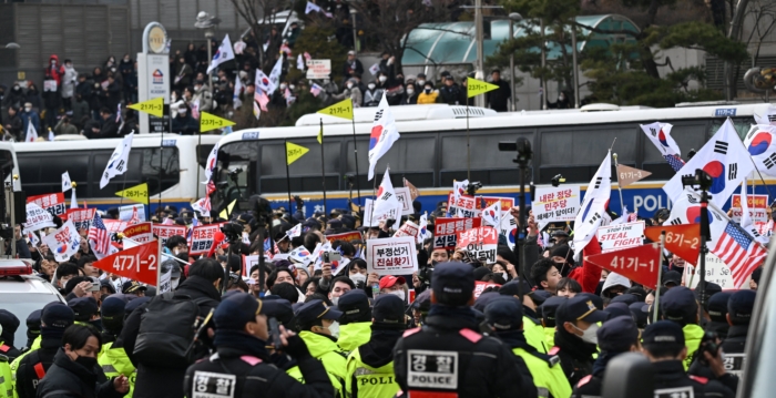 韩国法院审理拘留令申请 尹锡悦出席听证会