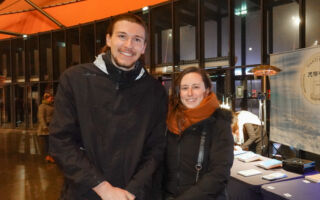 工程师夫妇观神韵 赞接触新的文化令人着迷