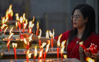 組圖：新年伊始 海內外華人進廟燒香祈福
