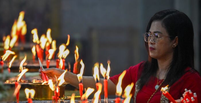 组图：新年伊始 海内外华人进庙烧香祈福