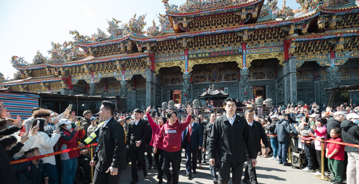 赖清德发福袋向民众贺年 吁台湾团结克服挑战