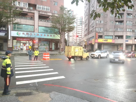 施工期間,桃園市交通義勇警察平鎮中隊積極協助交通疏導,確保行車順暢,實在功不可沒!