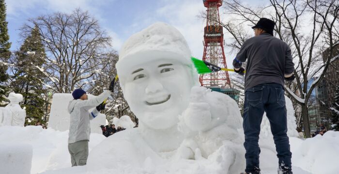 组图：日本札幌冰雪节开幕 逾200座冰雕亮相