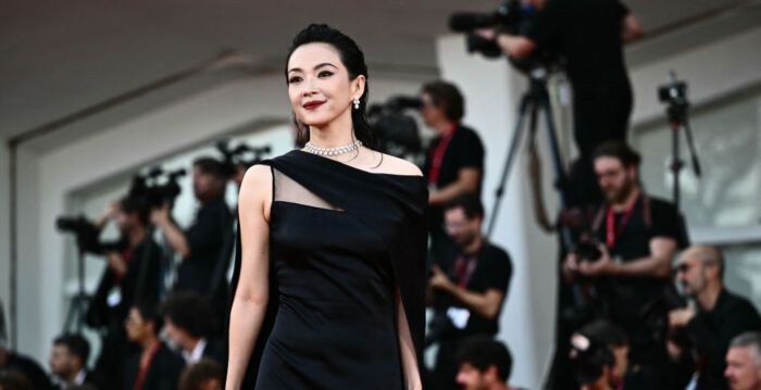 章子怡颁奖礼后台意外摔倒 坐轮椅现身高铁站