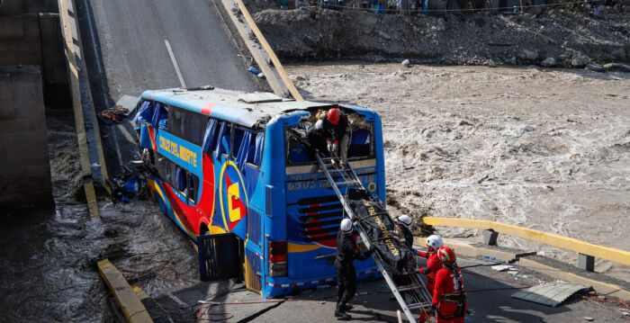 秘鲁一桥梁坍塌致车辆坠河 已致2死41伤