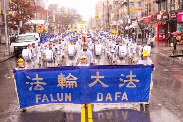 组图：纽约大游行 法轮功学员表达新年问候