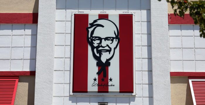 山东老人在肯德基避暑 官方回应被批不负责