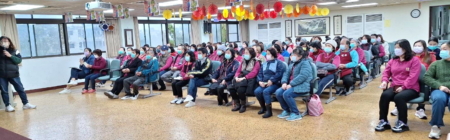 八德荣家照顾服务员与职员工用心聆听老人保护课程提升专业知能。