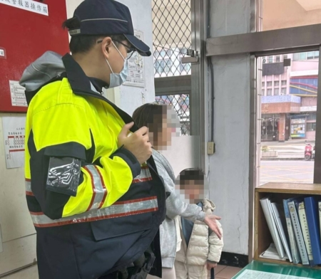 男童妈妈软硬兼施劝说无效,气得将男童带到派出所来协助管教。