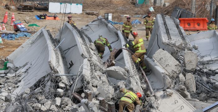 韩高速公路在建桥梁坍塌酿4死 含2中国人