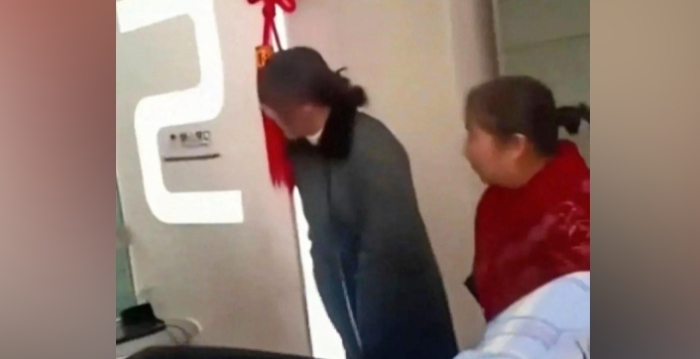 子女无法代取款 卧床老人被推到银行取钱