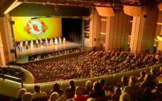 “来自神的祝福”神韵感动博伊西观众