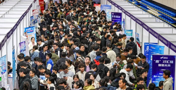 大陆招聘会年轻人挤爆 凸显就业难与体制危机