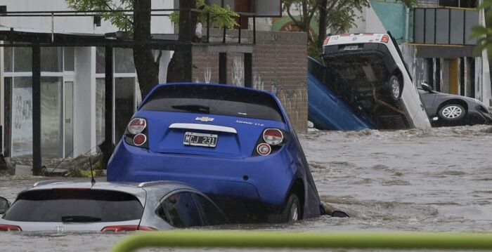 组图：阿根廷布兰卡港遭暴雨侵袭 至少6死