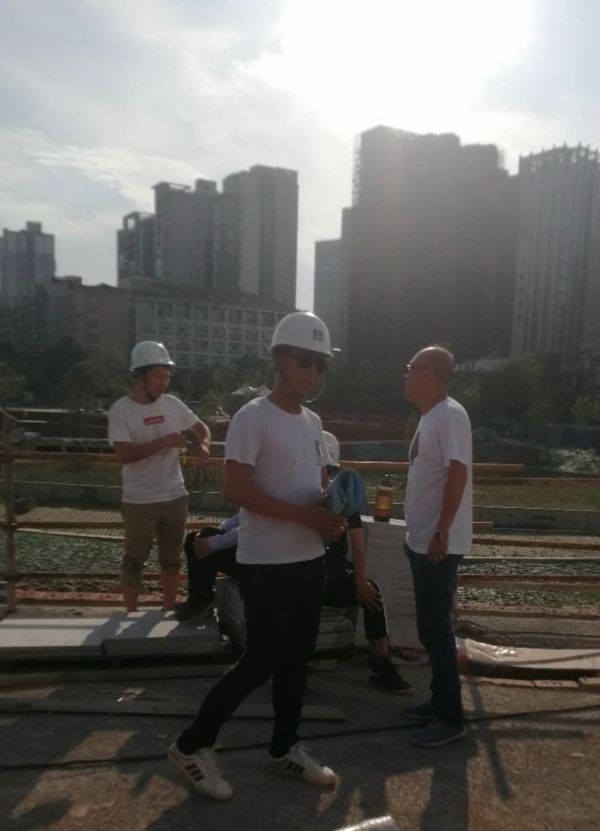 鄭剛當年在施工地的檔案照。（鄭剛提供）