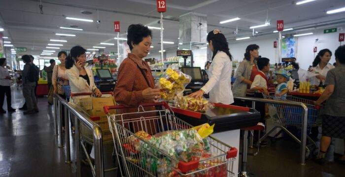 物价涨至少2倍 朝鲜人购物要带一背包现金