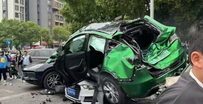 重庆一特斯拉失控撞五车 司机安然无恙引热议
