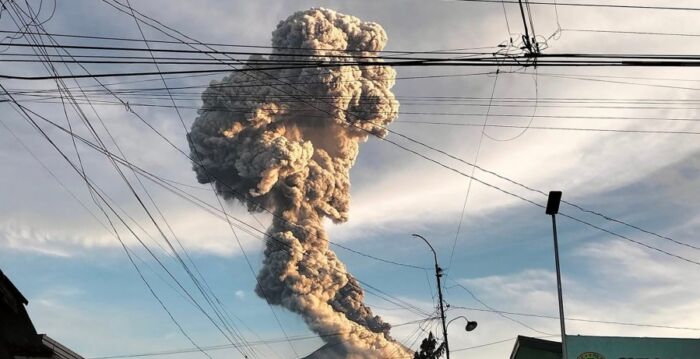 菲律宾坎拉翁火山大喷发 灰柱高达4000米