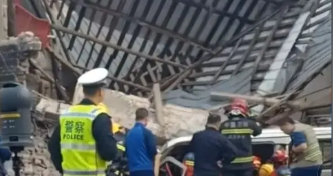 四川超载客货疑超速 撞塌民房 至少5死8伤