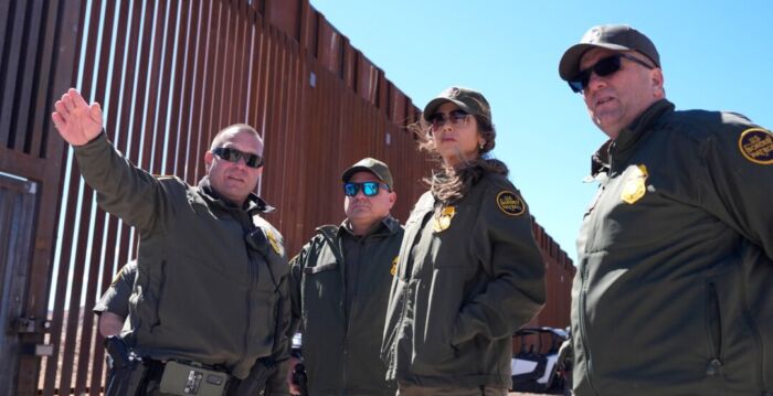 边境居民称赞川普执政百日带来的巨大变化