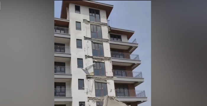 山东小区楼房多层阳台坠落 住房:以为是地震