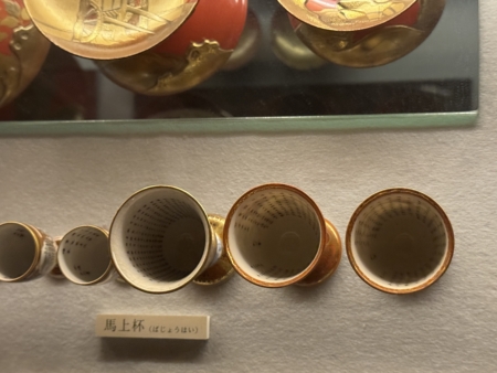 館內設有茶屋文化展示區,陳列著藝妓使用的髮簪、樂器與香盒,還有幾只寫滿詩文的「馬上杯」。