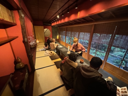 紅色毛氈與溫暖木質交織出安靜氛圍,窗外庭園新綠初萌,春天在這裡以最婉約的方式落座。