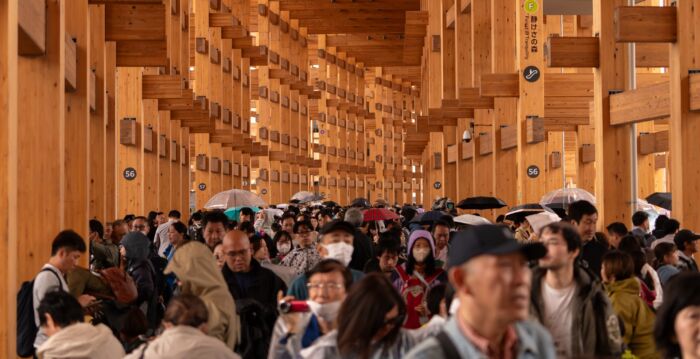 组图：大阪世博会开幕 大批游客冒雨入场