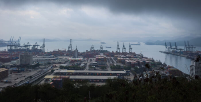 外资出逃工厂倒闭 深圳失业大军夜宿广场