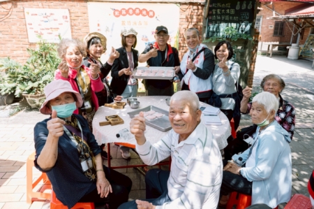 怀旧时光之旅 银发童心乐逍遥