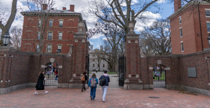 美教育部冻结哈佛未来拨款 要求其改革