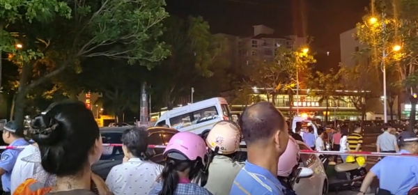 三亚老妇开车撞伤多人目击网民：有人死亡| 六旬老妇| 交通事故| 大纪元