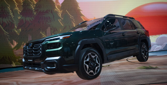 2026款斯巴鲁Outback与丰田RAV4大比拼