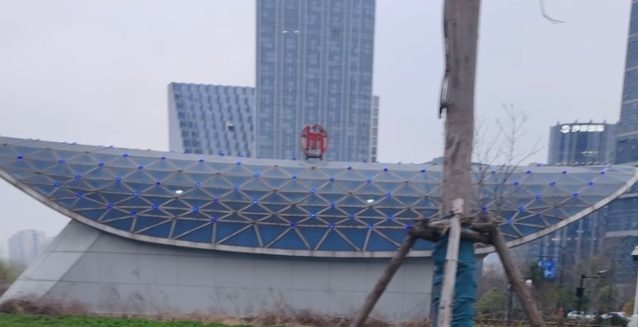 杭铁地铁口被吐槽像棺材 登上热搜