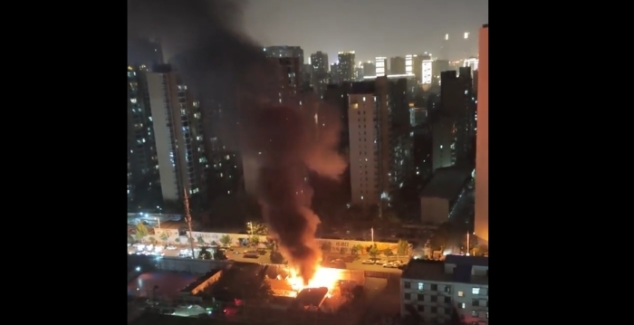 郑州一夜市内发生多次爆炸 民众惊慌逃散